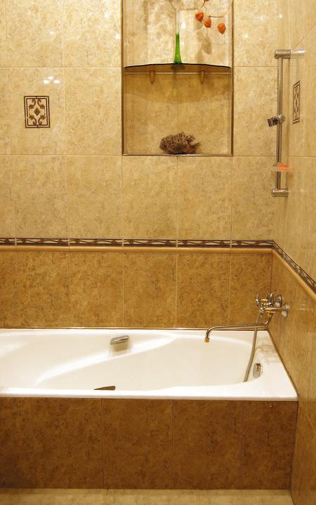 Tiled bathroom with bathtub and niche